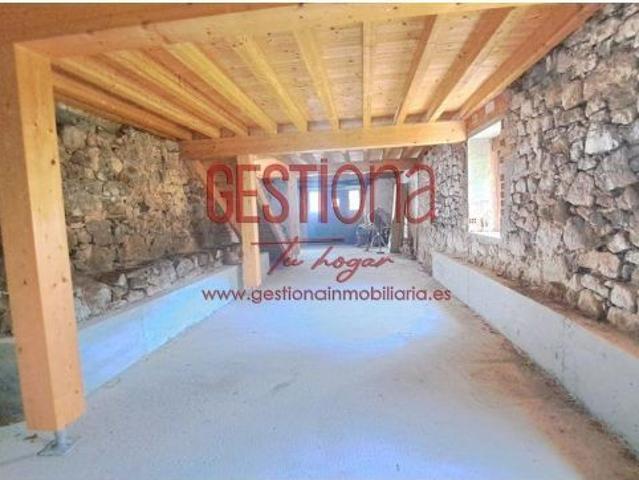 CASA PAREADA DE ESTILO MONTAÑES CON TERRENO. LIMPIAS