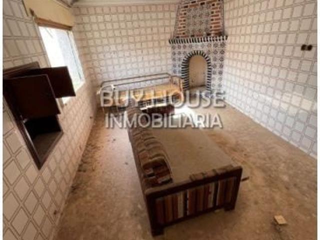 CASA PAREADA DE ESQUINA CON PARCELA DE 388 m2 EN AÑOVER DE TAJO