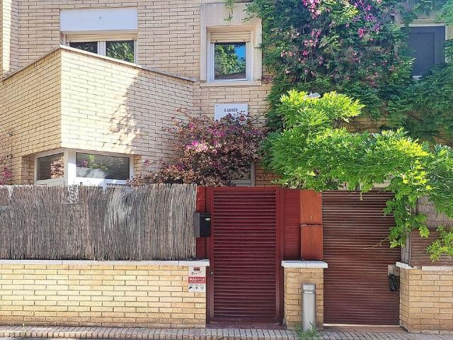 Casa pareada en alquiler en calle D'hèlsinki, Barcelona, de 103 m² 2 habitaciones por 2.000