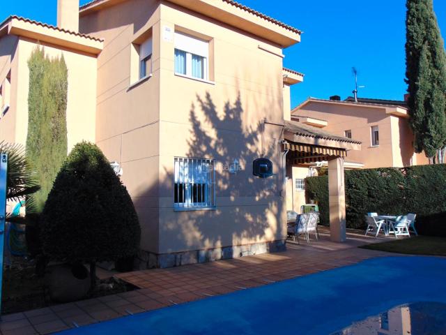 Chalet en venta en Colmenar Viejo, Fuente Santa. Global IRV presenta este fantástico chalet de 327m2 en parcela de 500m2 con piscina privada. Chalets Colmenar.