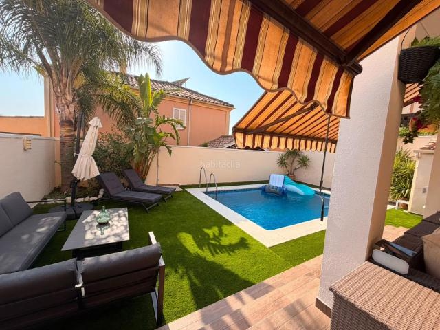 Casa pareada en venta en Córdoba, Paraíso Arenal La Colina. Exclusivo chalet pareado en Paraiso Arenal, con piscina, porche y sótano. Casas pareadas.