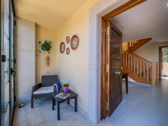 Casa pareada en venta en Coruña A, Elviña A Zapateira. Gran chalet orientación Sur ubicado en la demandada urbanización Valaire, Zapateira. Casas pareadas Coruña.