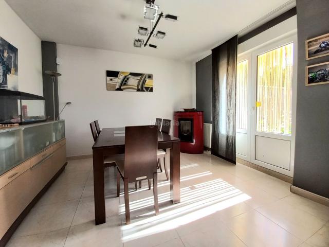 Casa pareada en venta en Cayuela. CASA PAREADA CON AMPLIO JARDÍN. Casas pareadas.