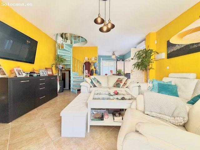 Casa pareada en venta en Calahonda, Costa del Sol, a pasos de la playa con piscina y jardín