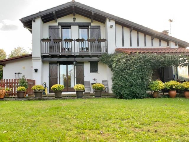 Casa pareada en venta en calle Chemin D'indartia, Saint Pée sur Nivelle, de 120 m² 3 habitaciones por 655.000