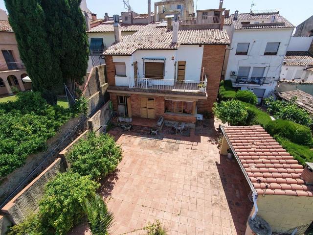 Casa pareada en venta en calle Agustí Santacruz, Sant Feliu de Codines, de 485 m² 7 habitaciones por 460.000