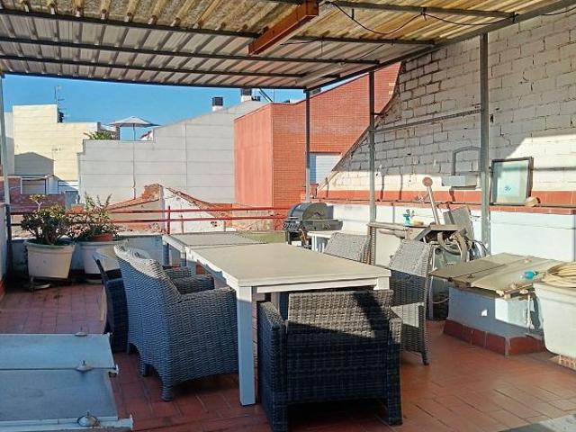 Casa pareada en venta en calle Garrotxa de la, Sabadell, de 135 m² 4 habitaciones por 289.000