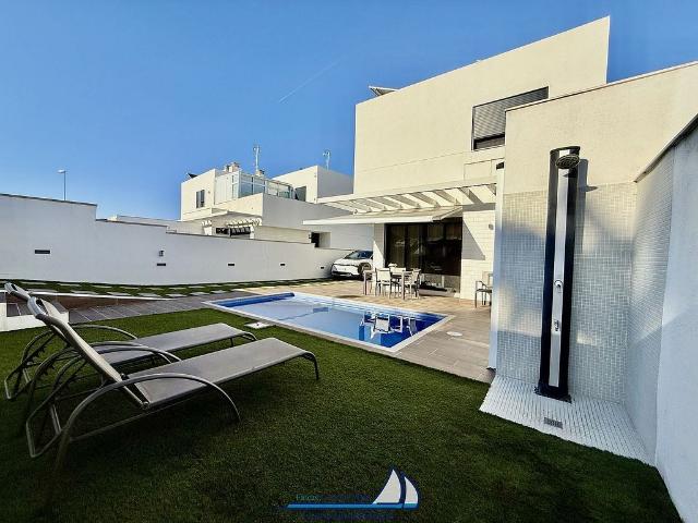 Casa pareada en venta en calle De Paul Gauguin, Cambrils, de 110 m² 3 habitaciones por 556.000