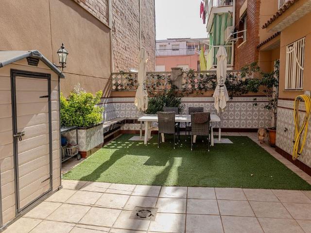Casa pareada en venta en calle De Gravina, Badalona, de 185 m² 4 habitaciones por 440.000