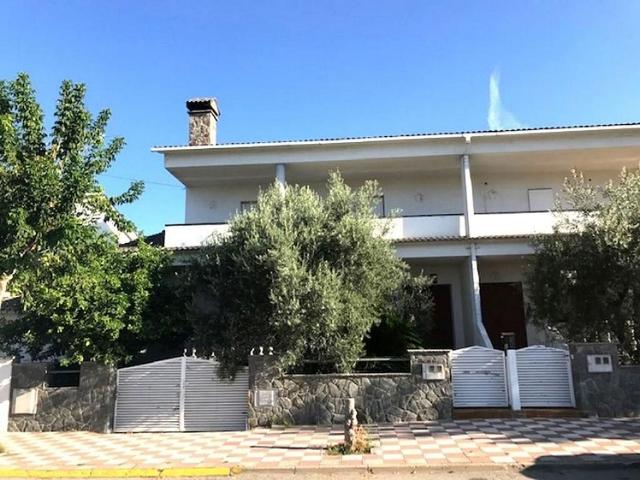 Casa pareada en venta en calle De la Indústria, Palau solità i Plegamans, de 267 m² 4 habitaciones por 340.000
