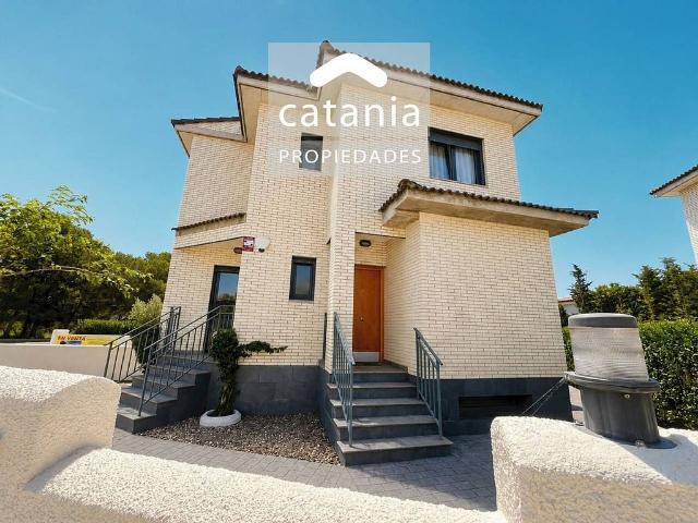 Casa pareada en venta en calle De la Magnòlia, Mont Roig del Camp, de 204 m² 4 habitaciones por 395.000