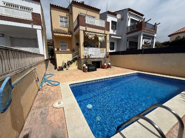 Casa pareada en venta en calle De la República Dominicana, Mont Roig del Camp, de 125 m² 3 habitaciones por 240.000