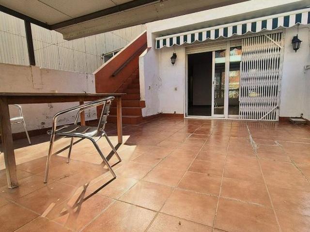 Casa pareada en venta en calle De Núria Ribas, Terrassa, de 245 m² 3 habitaciones por 299.000