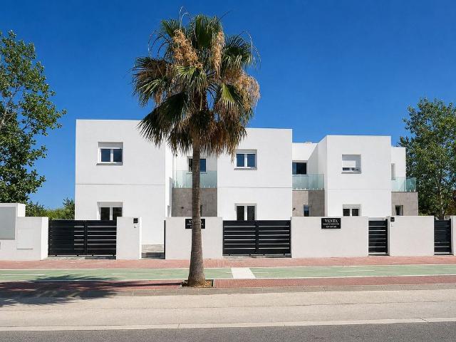 Casa pareada en venta en calle Del Flamenc, Deltebre, de 108 m² 4 habitaciones por 310.000