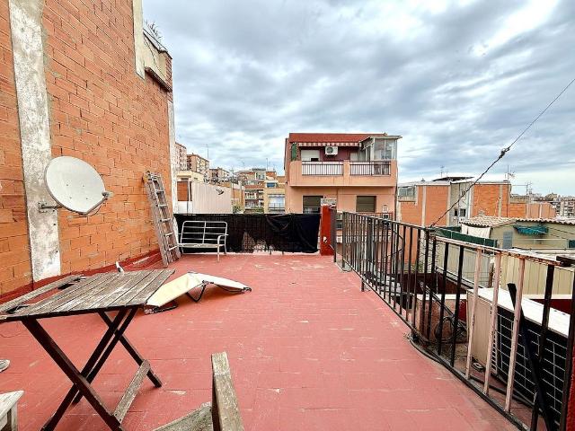 Casa pareada en venta en calle Del Vallès, Badalona, de 100 m² 4 habitaciones por 315.000