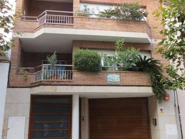 Casa pareada en venta en calle Flos i Calcat, Masnou, de 235 m² 3 habitaciones por 439.000