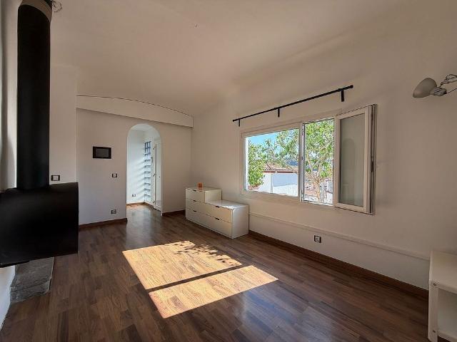 Casa pareada en venta en calle Hortensies, Olot, de 106 m² 4 habitaciones por 272.000
