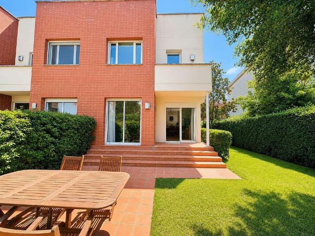 Casa pareada en venta en calle Isaac Albeniz, Fornells de la Selva, de 255 m² 4 habitaciones por 575.000