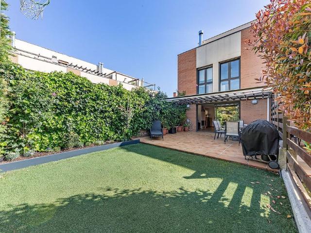 Casa pareada en venta en calle Joan Coromines de, Vilanova del Vallès, de 288 m² 4 habitaciones por 625.000