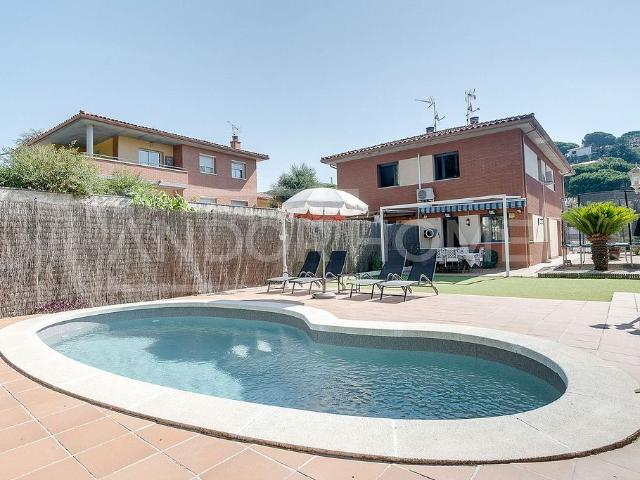 Casa pareada en venta en calle Jordi Carrasco I Azemar, Sant Pol de Mar, de 224 m² 3 habitaciones por 648.000