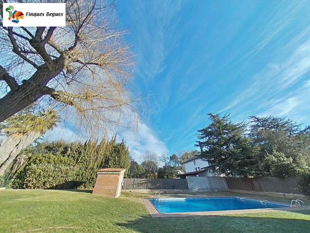 Casa pareada en venta en calle Jaume I, Begues, de 200 m² 4 habitaciones por 545.000