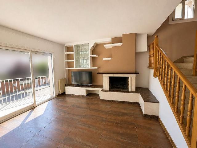 Casa pareada en venta en calle Lluís Companys, Montgat, de 183 m² 4 habitaciones por 655.000