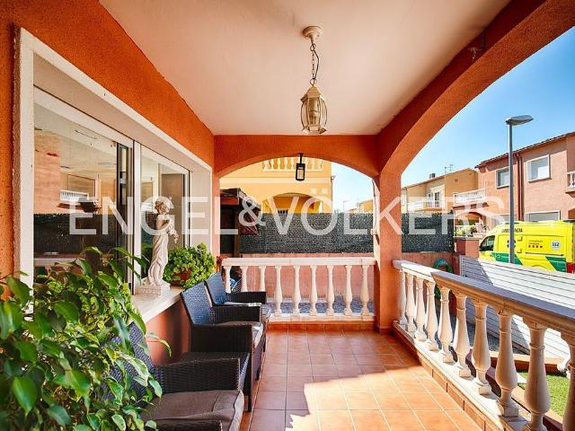 Casa pareada en venta en calle Lleida, Vilafant, de 171 m² 4 habitaciones por 335.000