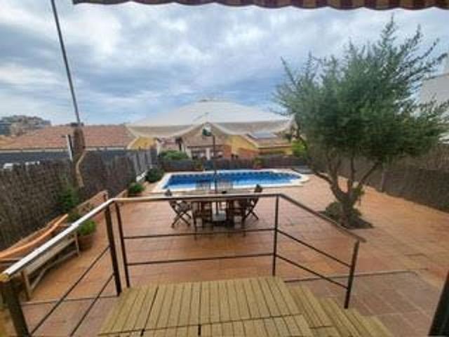 Chalet en venta en calle Montnegre, Sant Vicenç de Montalt, de 174 m² 4 habitaciones por 700.000