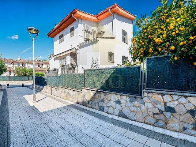 Casa pareada en venta en calle Montserrat Roig, Santa Perpètua de Mogoda, de 163 m² 4 habitaciones por 439.000