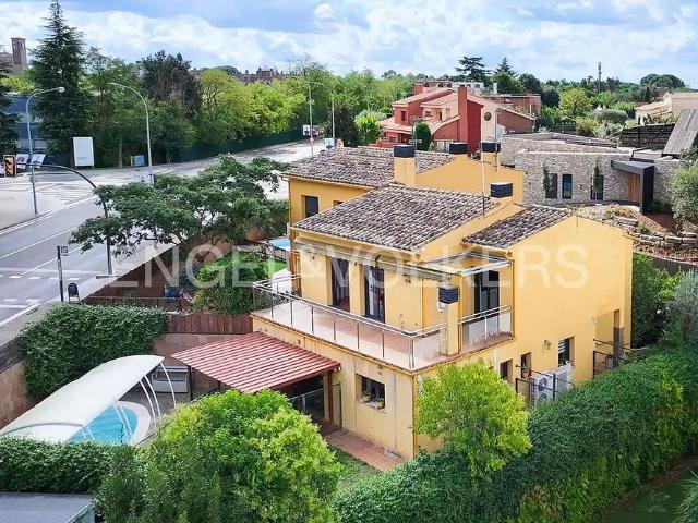 Casa pareada en venta en calle Mas Grau, Girona, de 300 m² 4 habitaciones por 750.000 €