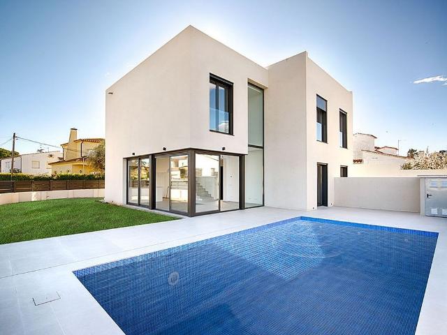 Casa pareada en venta en calle Requesens, Castelló d´Empúries, de 160 m² 4 habitaciones por 739.000