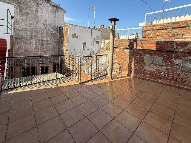 Casa pareada en venta en calle Viladomat de, Sabadell, de 72 m² 2 habitaciones por 250.000