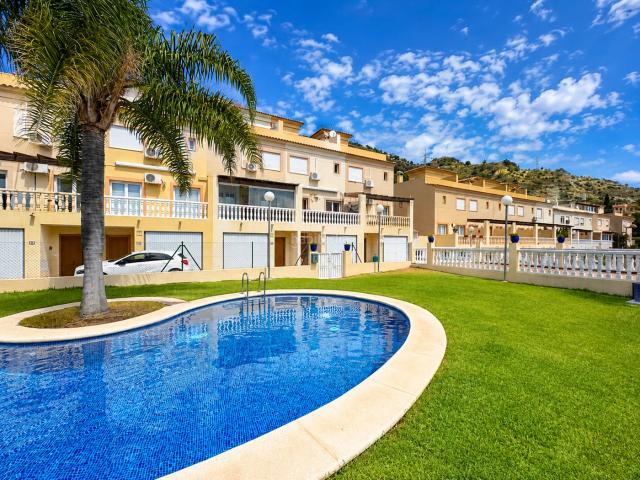 Casa pareada en venta en Calp, Canuta. Chalet en Calpe con vistas. Casas pareadas.