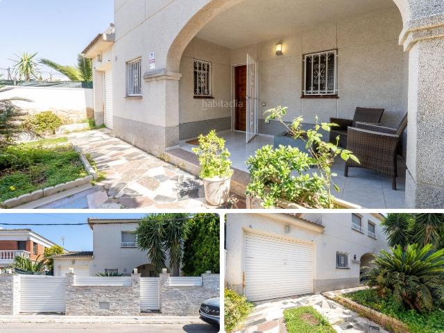 Casa pareada en venta en Cambrils, Cambrils Mediterrani Costa Dorada. CASA PAREADA CON PISCINA PRIVADA, PARKING, BARBACOA ANDANDO A LA PLAYA ZONA MUY DEMANDADA. Casas pareadas.