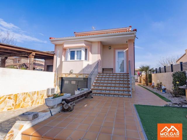 Casa pareada en venta en Casar El. Precioso Chalet pareado con piscina en el núcleo urbano de El Casar. Casas pareadas Casar.