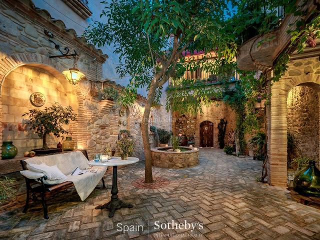 Casa pareada en venta en Castelló d´Empúries Costa Brava. Casa de pueblo histórica de 1887 con patio y una restauración de alta calidad. Casas pareadas Castelló.