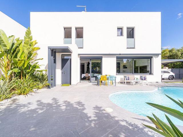 Casa pareada en venta en calle Carmençó, Castelló d´Empúries, de 165 m² 3 habitaciones por 698.000