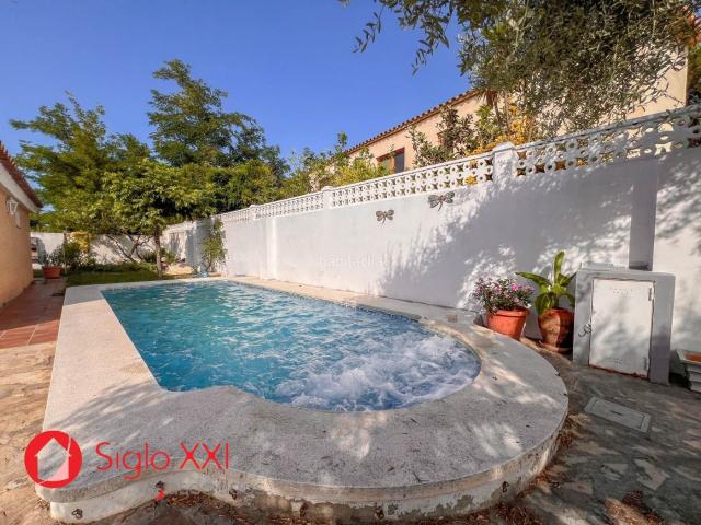 Casa pareada en venta en Castellón de la Plana, El Grao. En Castellón de la Plana, a solo 200 metros de la playa, te presentamos esta vivienda ideal para quienes buscan espacio, comodidad. Casas.