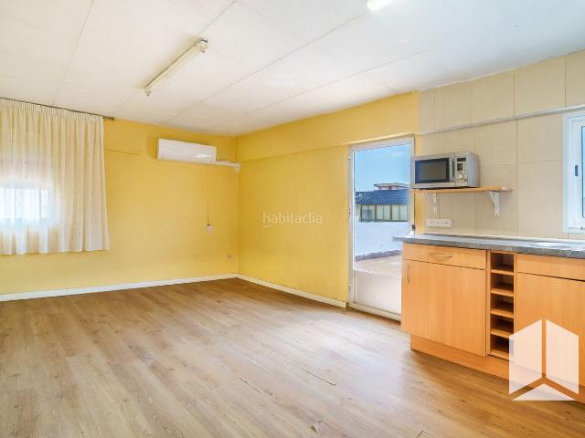 Casa pareada en venta en Castelldefels, Vista Alegre. Chalet pareado de 124 m2 con terraza y parking amplitud para toda la familia. Casas pareadas.