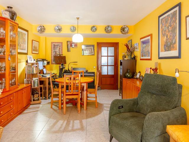 Casa pareada en venta en Castellví de Rosanes. Si tuviera que resumir esta casa en una sola palabra, sería: felicidad. Casas pareadas Castellví de.