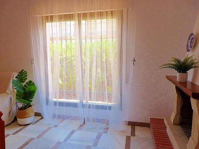 Casa pareada en venta en Chipiona, Playa de la Regla. CHALET DE CUATRO DORMITORIOS CON GARAJE A 200 METROS DE LA PLAYA DE REGLA. Casas pareadas.