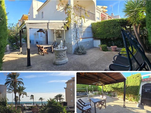 Casa pareada en venta en Cunit, Cunit Residencial Costa Dorada. Fantástica casa esquinera en la playa de Cunit con vistas al mar. Casas pareadas.