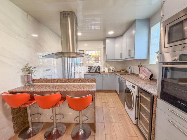 Casa pareada en venta en Abrera. BONITA CASA EN CA NAMAT CON MUCHO SOL, PISCINA Y VISTAS. Casas pareadas.