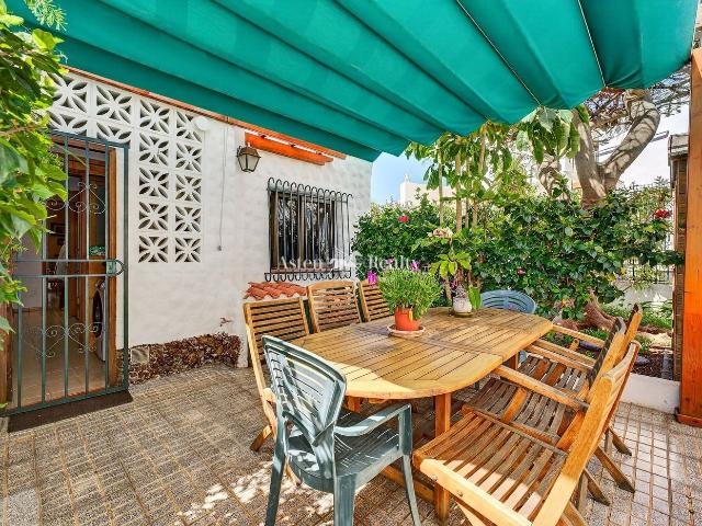 Casa pareada en venta en Adeje, Torviscas Bajo. Fantástico pareado con jardín natural y vistas al mar en San Eugenio Bajo!. Casas pareadas.