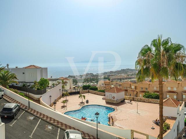 Casa pareada en venta en Adeje, Torviscas Centro y Alto. Encantador chalet pareado con vistas al mar en Torviscas. Casas pareadas.