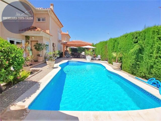 Casa pareada en venta en Águilas. REFERENCIA 2873. Dúplex en esquina, con un fantástico jardín con piscina privada. Casas pareadas.