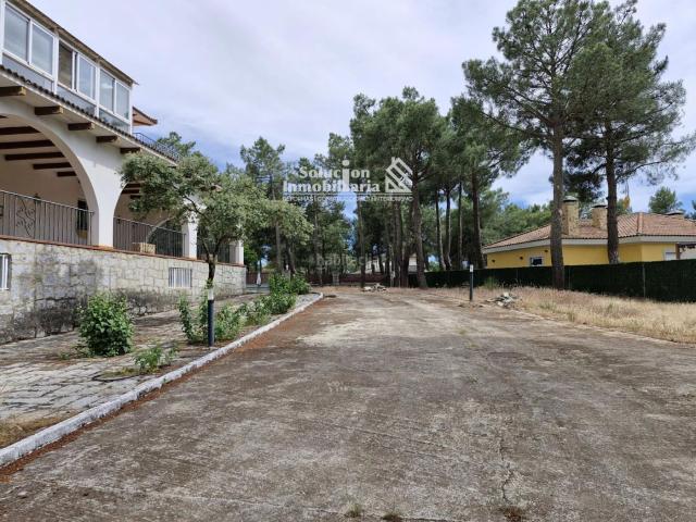 Casa pareada en venta en Alba de Tormes. ESPECTACULAR CHALET INDEPENDIENTE CON PISCINA PRIVADA, 3.910 m DE TERRENO URBANO Y POSIBILIDAD DE CONSTRUIR DOS VIVIENDAS MÁS EN E. Casas pareadas Alba de.