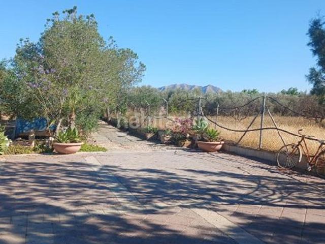 Casa pareada en venta en Albatera. !CDATAChalet en una Planta! 130m en Albatera con Piscina, Solárium y Finca de 5.000m con Higueras. Casas pareadas.