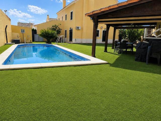 Casa pareada en venta en Alcalá de Guadaira, Oromana. Chalet en terreno de 464mt. Casas pareadas Alcalá de.