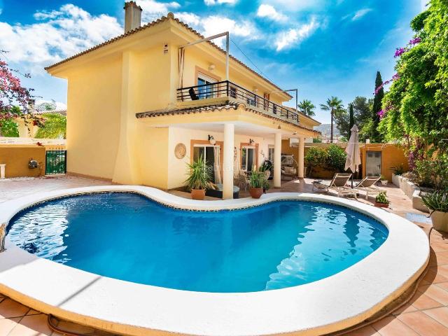 Casa pareada en venta en Alfàs del Pi l´, L´Albir. Chalet pareado de 4 habitaciones, piscina, garaje en el corazón del Albir. Casas pareadas Alfàs del Pi.